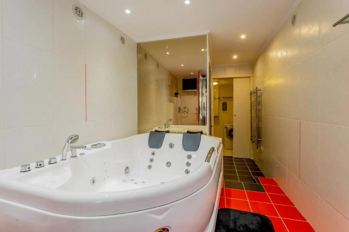 Апартаменты Chic Retreat With Jacuzzi By Gozsdu Udvar & Fashionst *